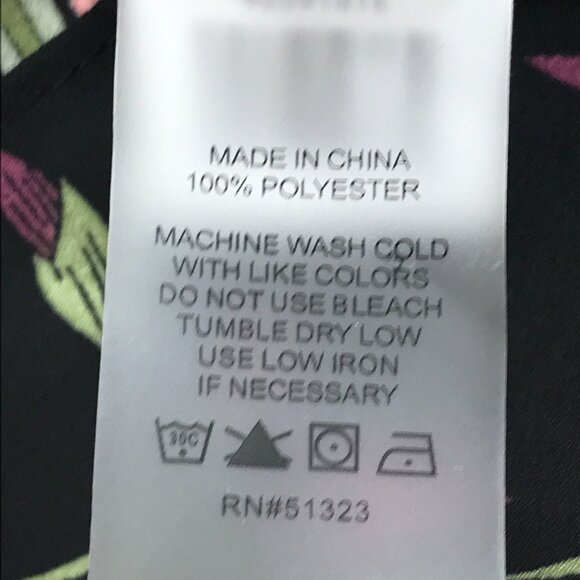 Vince Camuto Sleeveless V-Neck Rumple Blouse Women's Plus Size 1X Black Floral - Picture 9 of 9